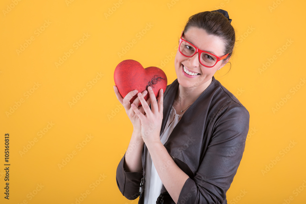 frau mit herz StockFoto Adobe Stock