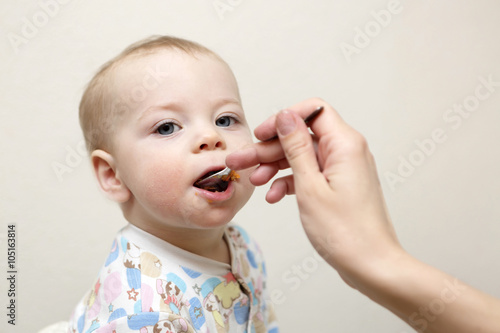 Toddler has dinner