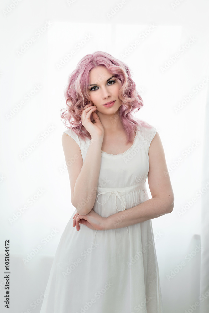Pastel Hair - Junge Frau mit Haaren in rosa Patelltönen Pastel Hair - Junge Frau mit Haaren in rosa Patelltönen