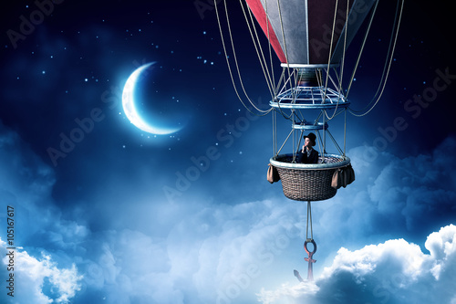 Papier peint Woman traveling in aerostat