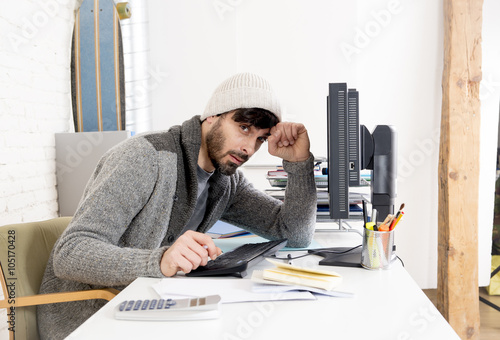 Fotografia young worried businessman in cool hipster beanie look looking desperate having p