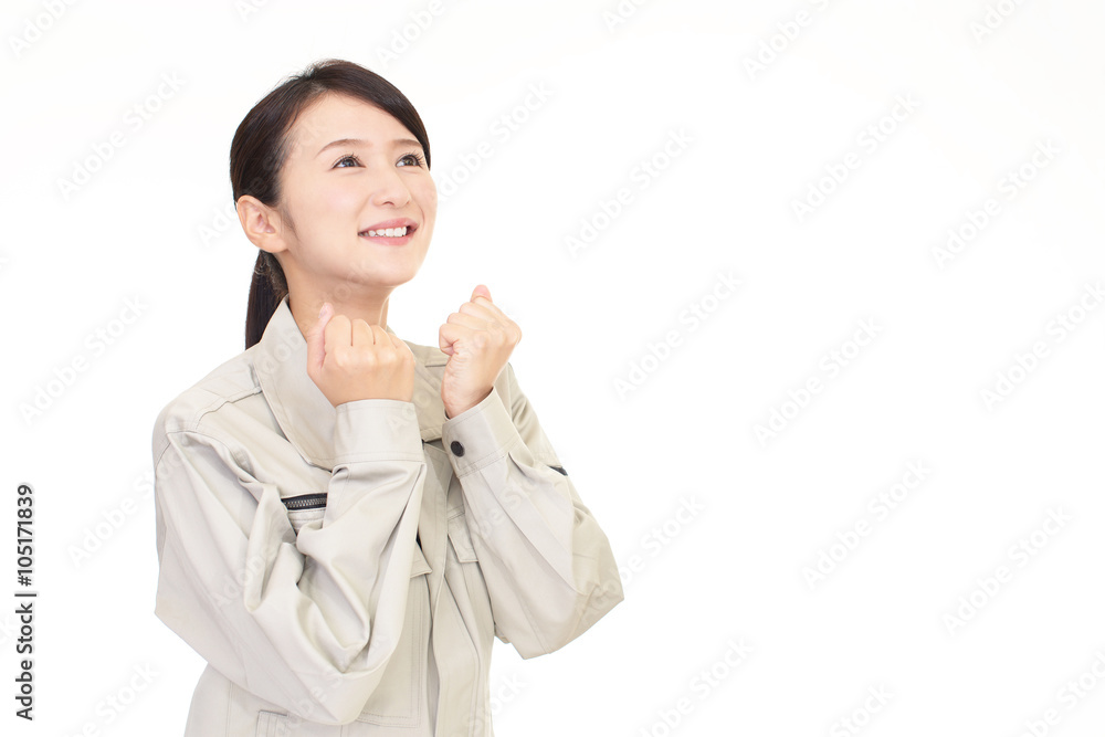 ガッツポーズの女性作業員