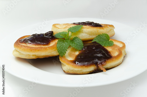 Obraz na płótnie Pancakes with jam and mint w salonie
