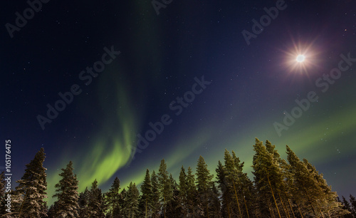 Nordlichter mit Vollmond 