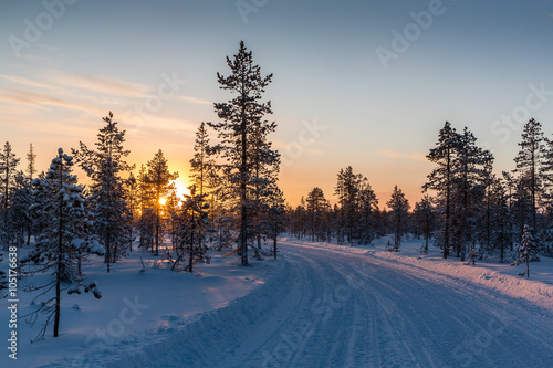Sonnenaufgang im winterlichen Lappland © Frank Schröder
