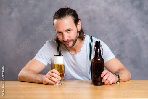 Foto young man drinking beer