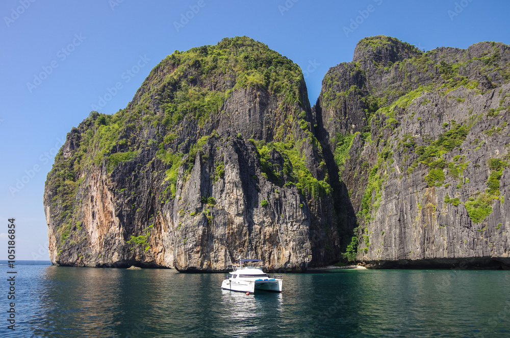 Naklejka premium Yacht and beautiful limestone cliffs and clear sea of Phi Phi Leh south of Thailand, Krabi Province, Thailand, Asia