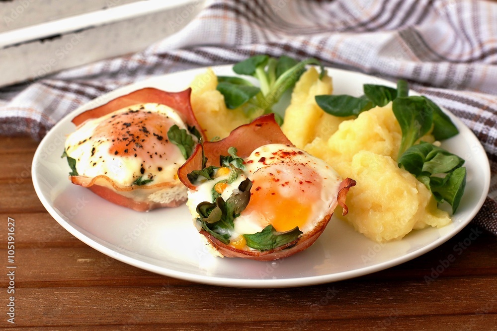Baked eggs with ham a potatoes Baked eggs with ham a potatoes