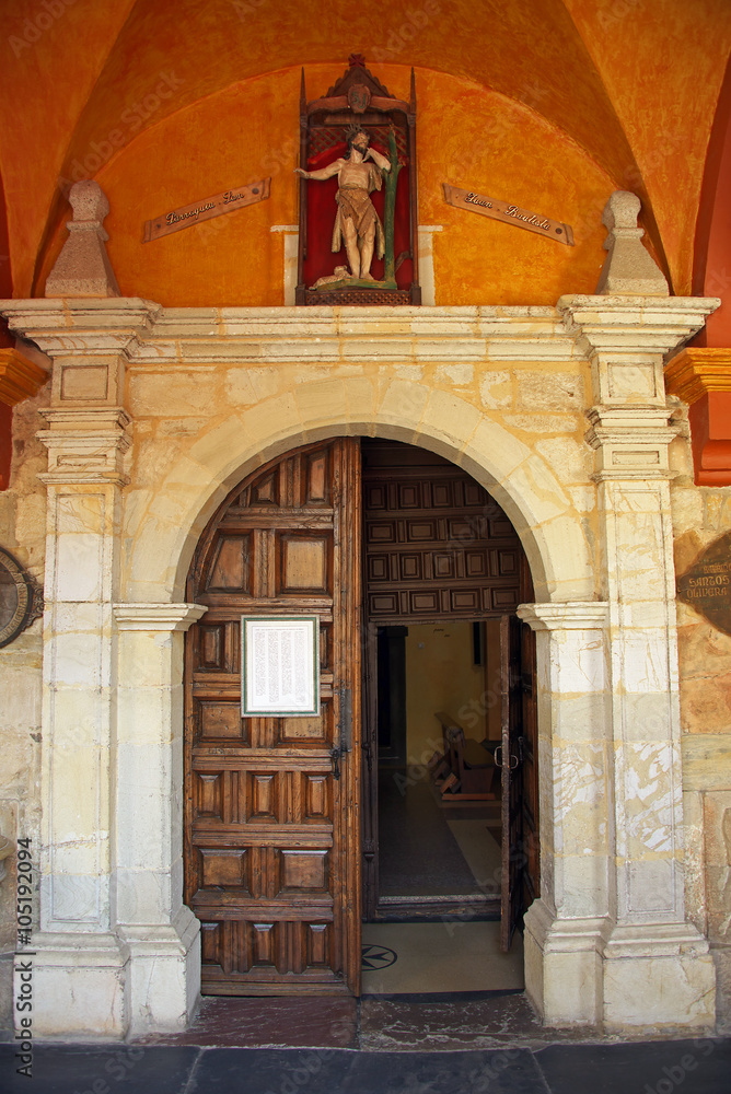 Kirchenportal von Santa Maria in Hospital de Orbigo