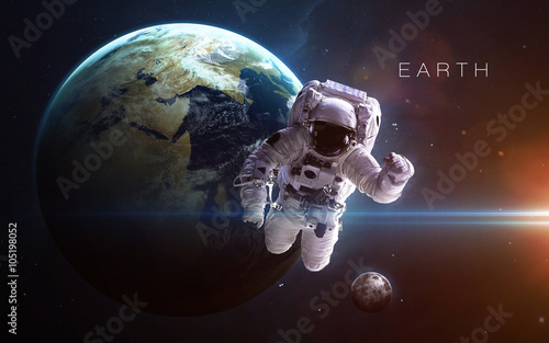 Naklejki na meble Astronauta lewituje na tle ziemi