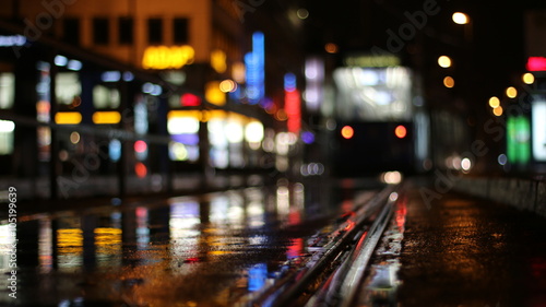 Schienen im Vordergrund, Tram im Hintergrund © Jonberg