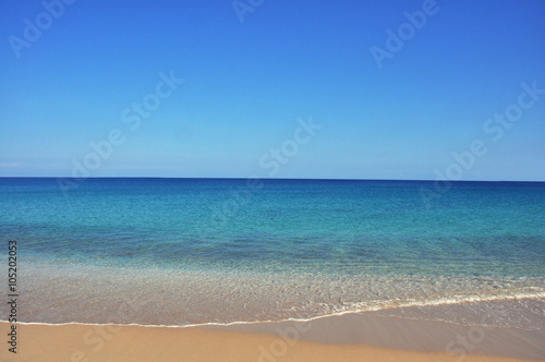 Urlaubshintergrund - Strand und ruhiges türkises Meer