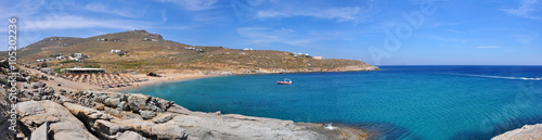 Panoramablick über einen Strand auf Mykonos, Griechenland