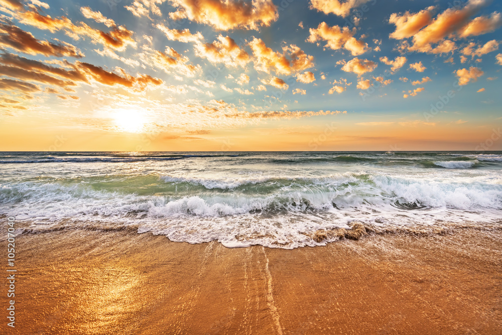 Obraz premium Wspaniały wschód słońca na plaży oceanu.