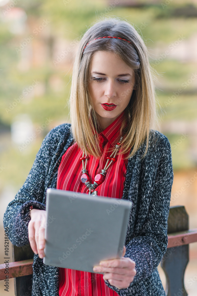 Obraz premium Young business woman using tablet outdoor...