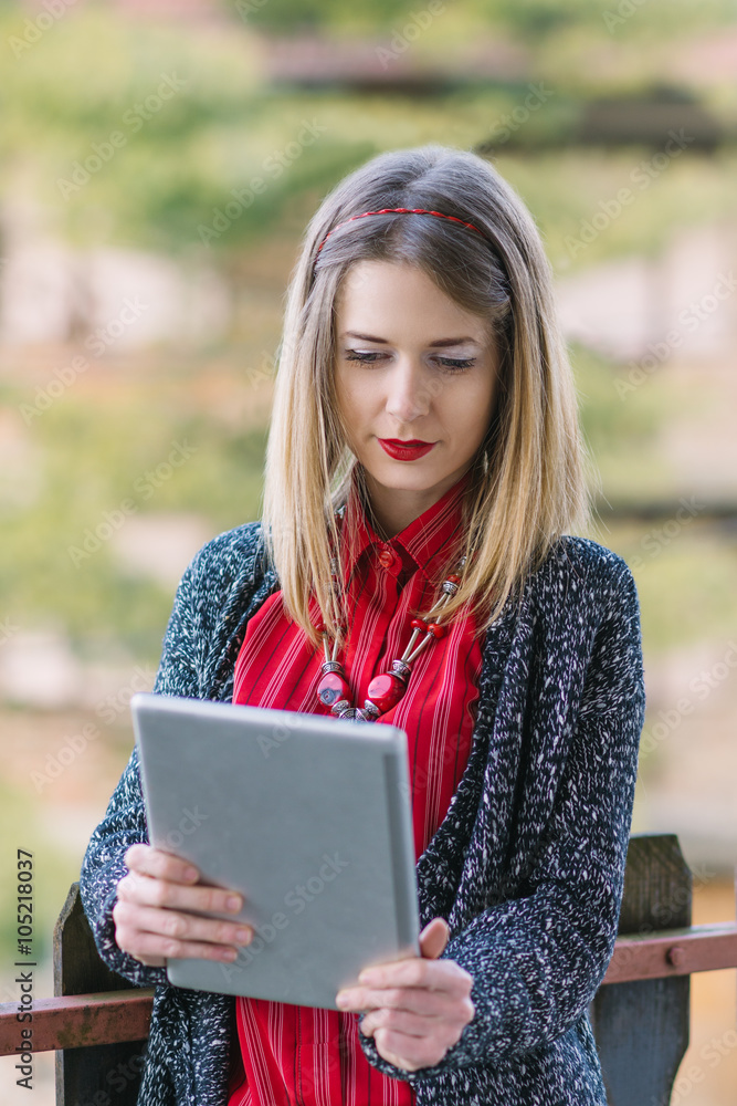 Obraz premium Young business woman using tablet outdoor...