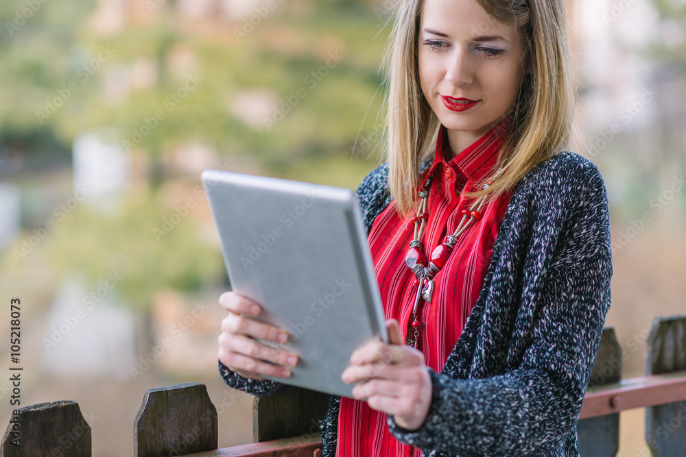 Obraz premium Young business woman using tablet outdoor...