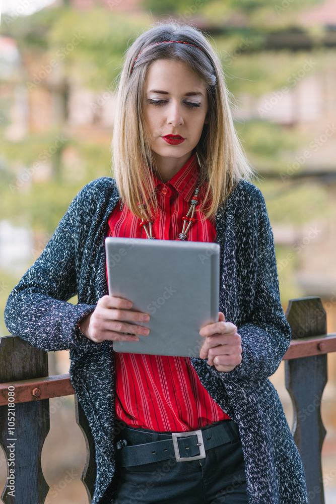 Obraz premium Young business woman using tablet outdoor...