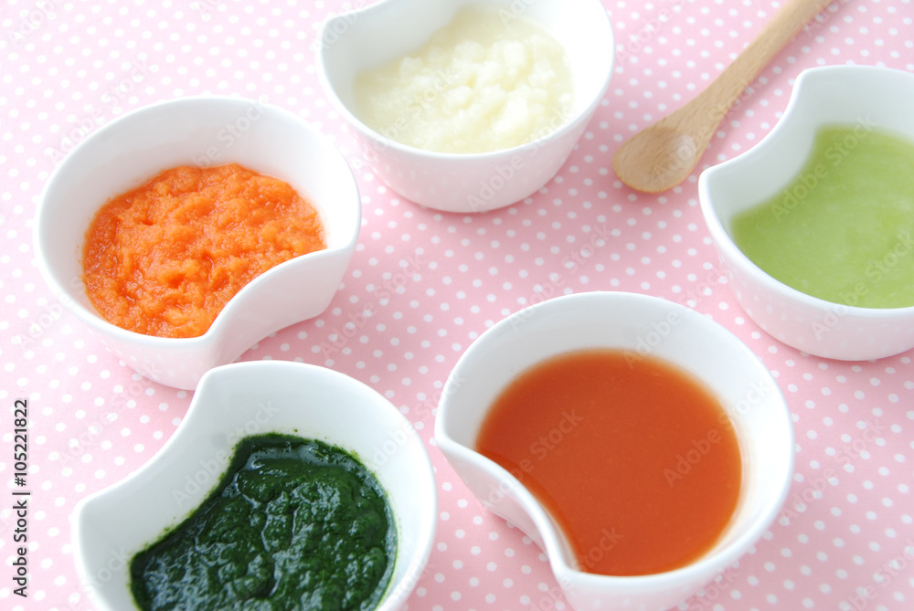 離乳食初期 5 6カ月 トマトペースト キャベツペースト ほうれん草 ニンジン ポテトペーストで順を追った硬さにしています Stock Photo Adobe Stock