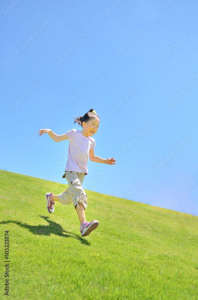 青空で走る女の子 青空で走る女の子