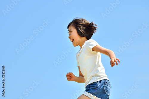 青空で走る女の子