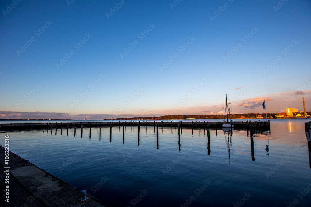 Malerischer Sonnenuntergang am Kieler Hafen