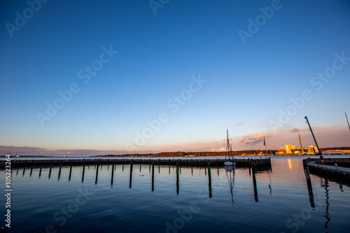Malerischer Sonnenuntergang am Kieler Hafen © parallel_dream