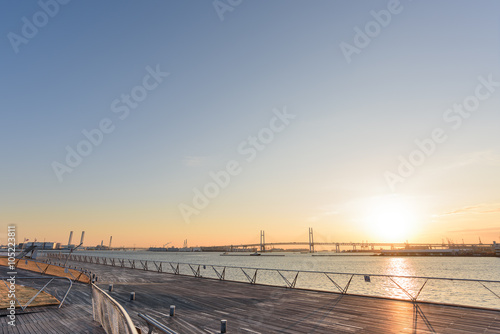 朝日の桟橋と吊り橋
