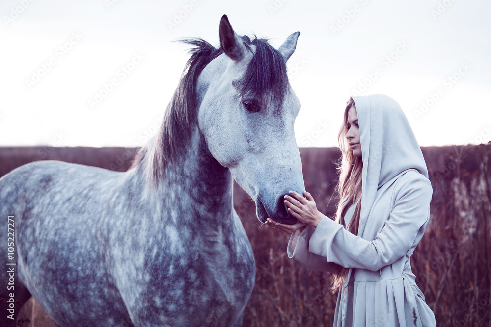 Fototapeta dziewczyna w płaszczu z kapturem z koniem, efekt tonowania