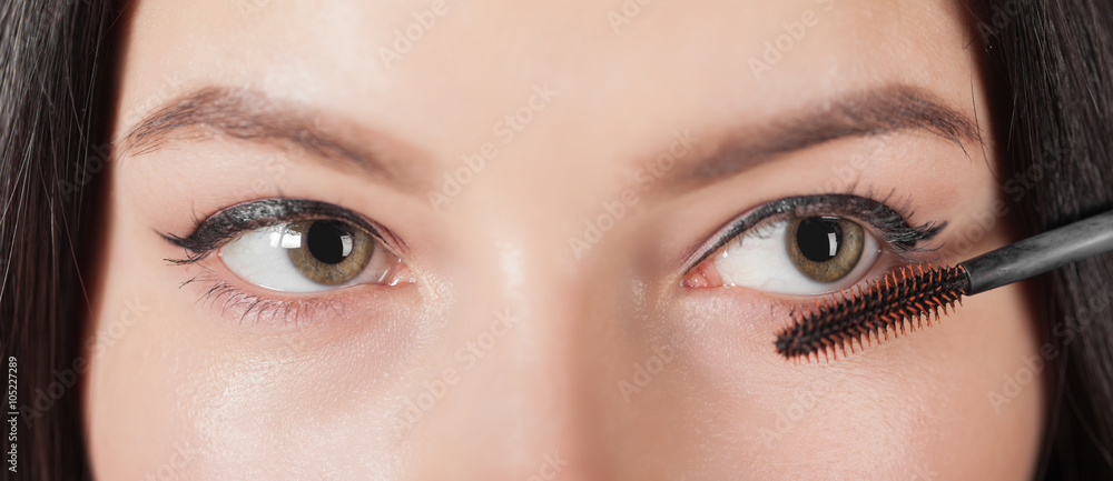 Fototapeta premium woman paints the eyelashes mascara