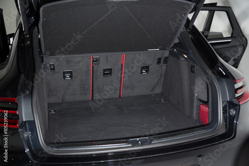 Fotografi Luxurious SUV car boot