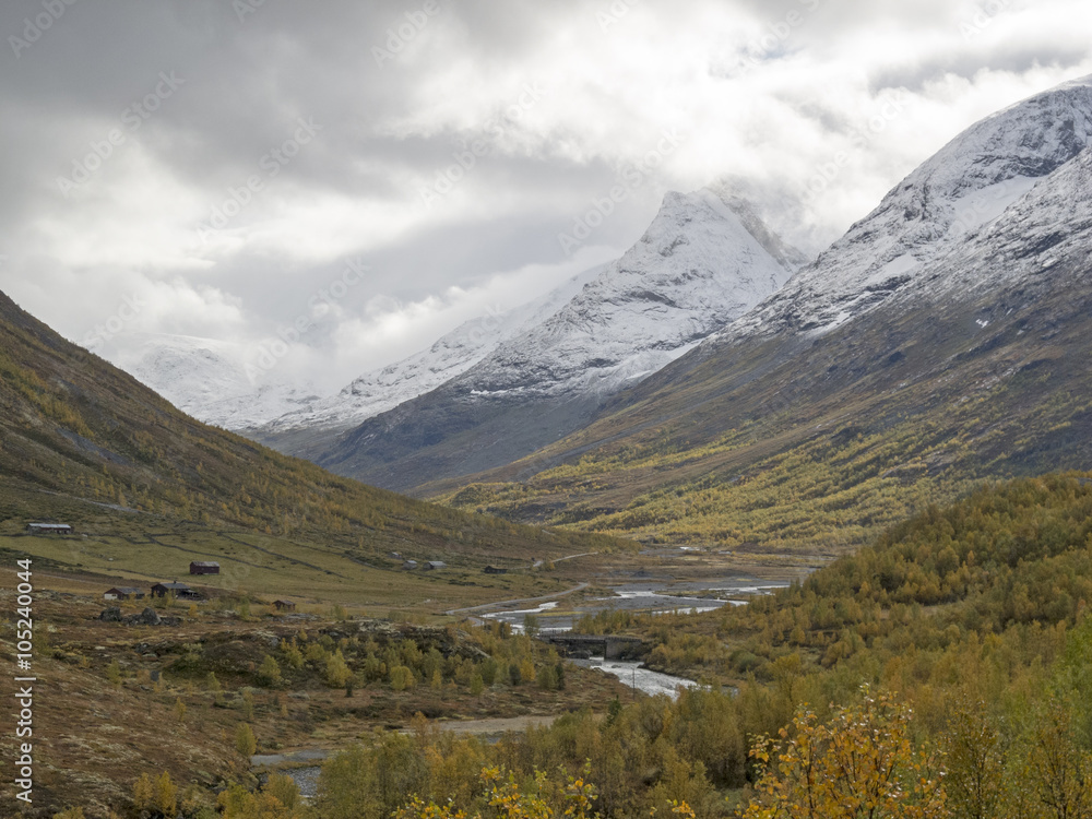 Blick auf den höchsten Berg Nordeuropas/ Im Jotunheimengebirge im Herbst mit Neuschnee 