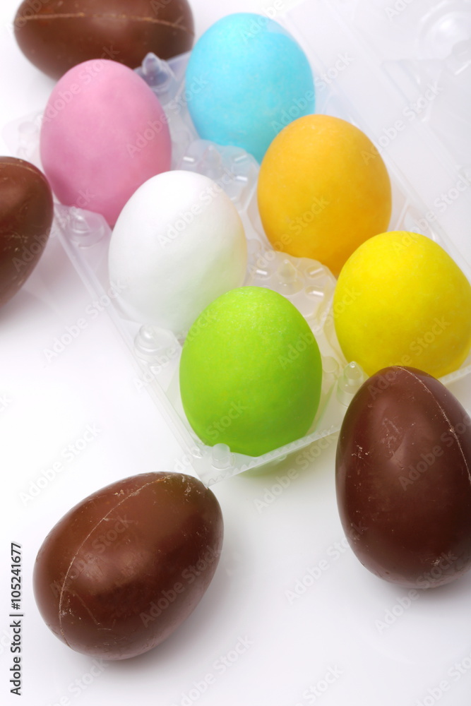 Uova di Pasqua colorate e di cioccolato Uova di Pasqua colorate e di cioccolato