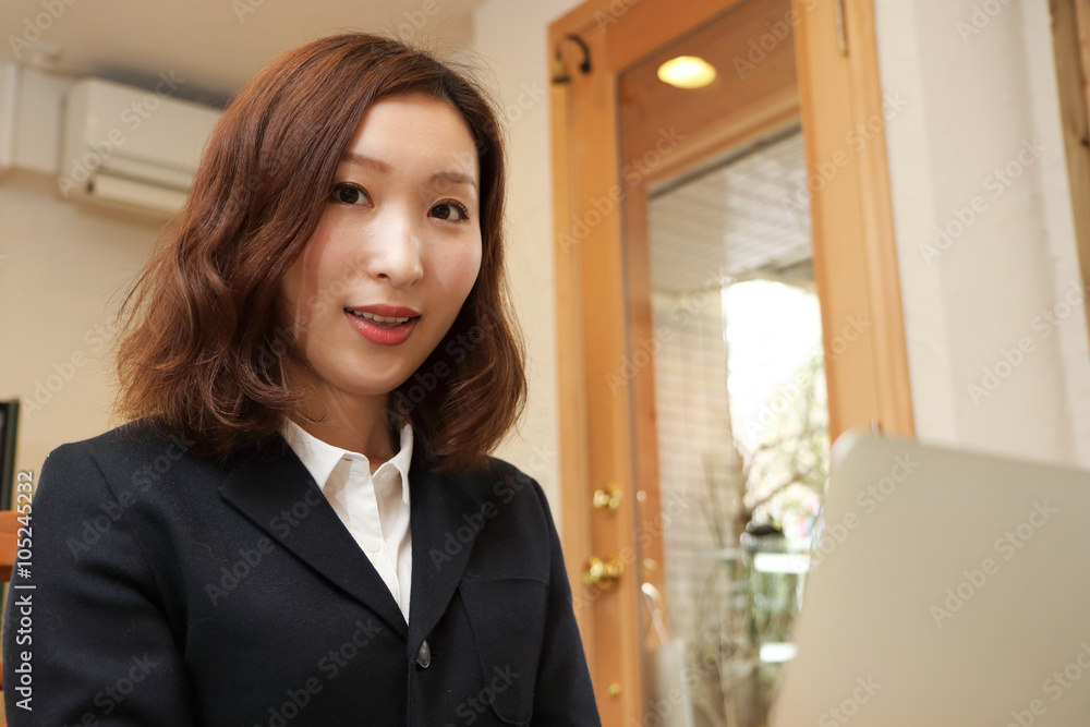 カフェで仕事をしている女性 カフェで仕事をしている女性