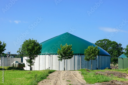 Teilansicht von einer Biogasanlage, Zuwegung © Countrypixel