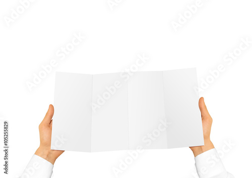 Foto Hand in white shirt holding blank leaflet in the hand.