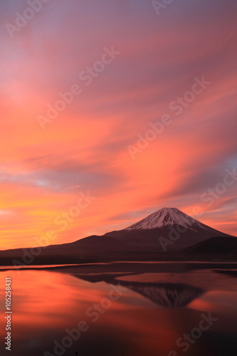 朝焼けと富士山 / 本栖湖で、朝焼けと富士山を縦位置で撮影