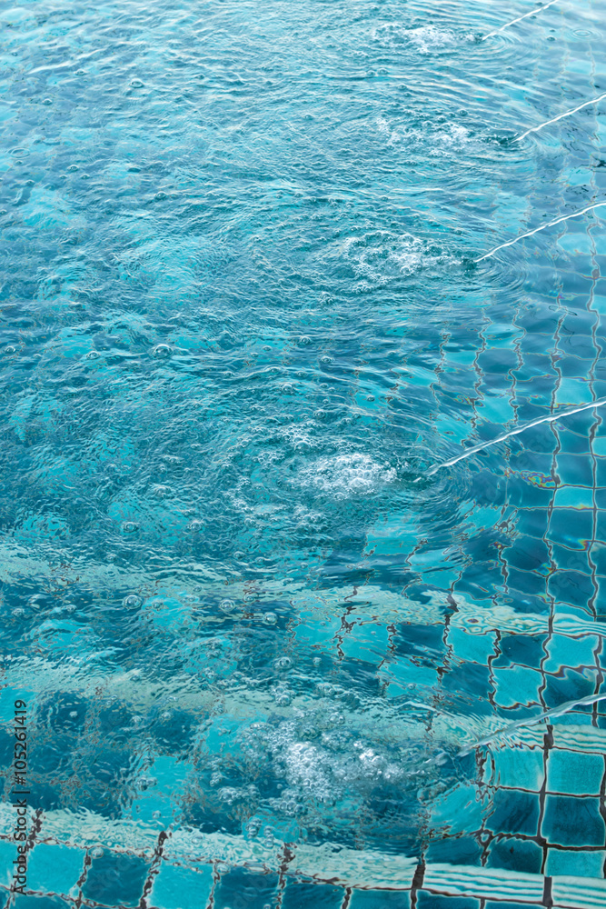 Naklejka premium Blue water in a hotel swimming pool