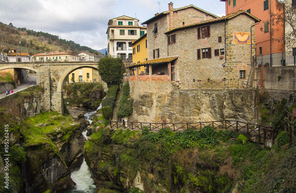 Antico ponte nel borgo di Loro Ciuffenna