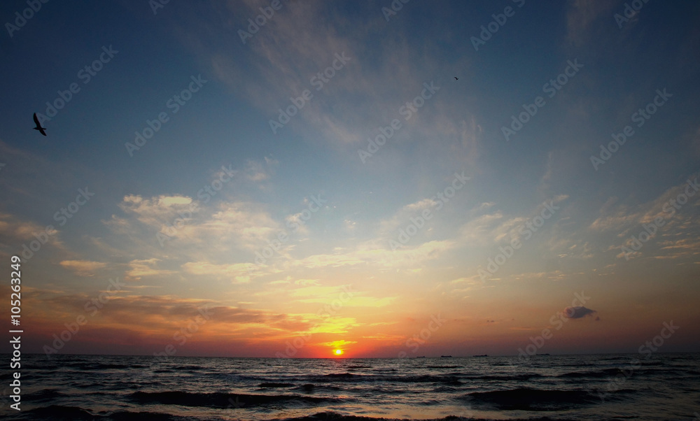 Obraz premium gloomy sunset on the sea