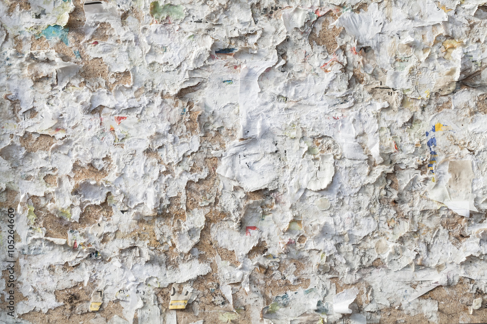 Naklejka premium Empty public bulletin board fragment with scraps