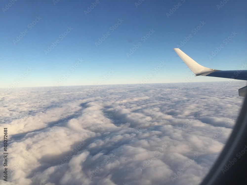 Naklejka premium widok z samolotu nad chmurami