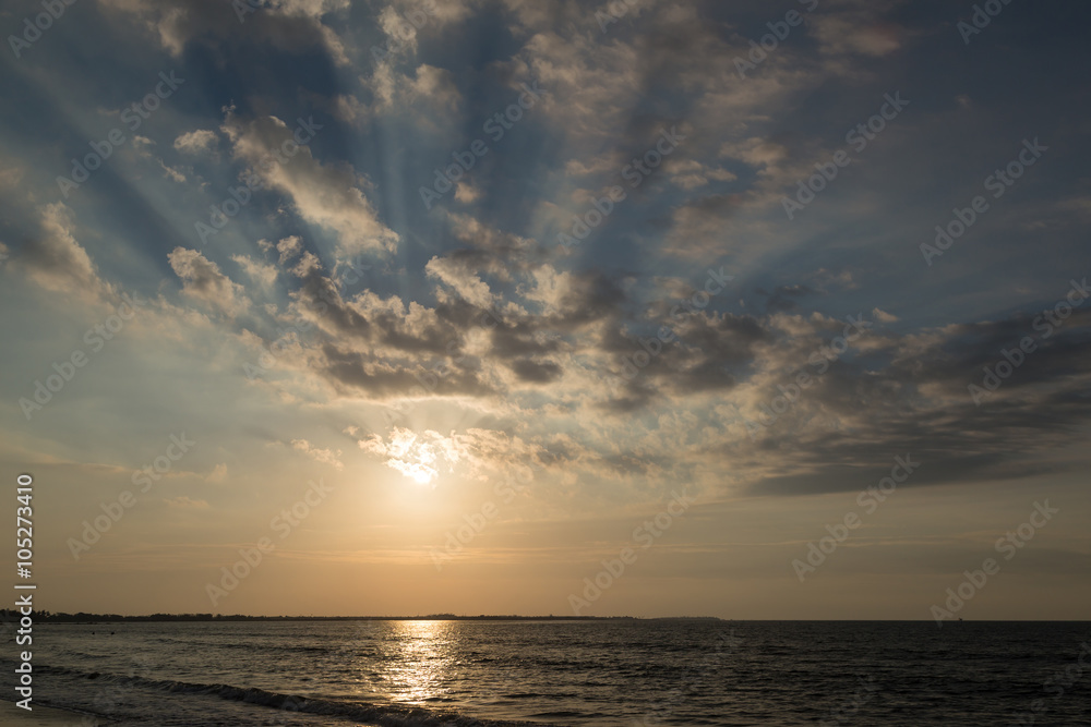 Obraz premium Dramatic sunset on the ocean coast.