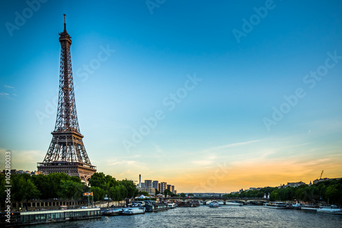 Couché de soleil sur la Tour Eiffel - Paris, France © TheParisPhotographer