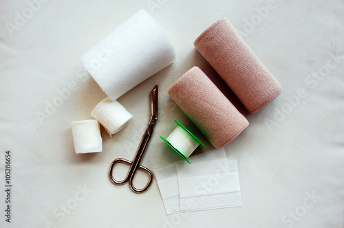 Verbandsmaterial mit Kleber und Schere