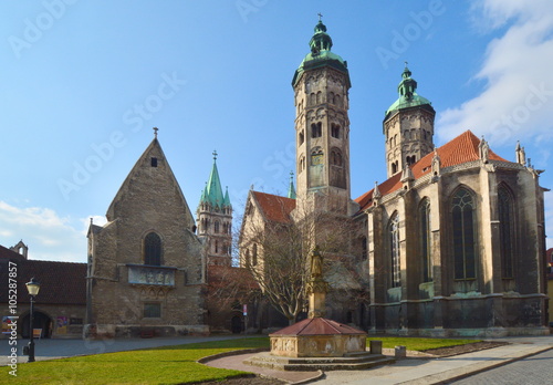 Nauburger Dom an einem sonnigen Wintertag