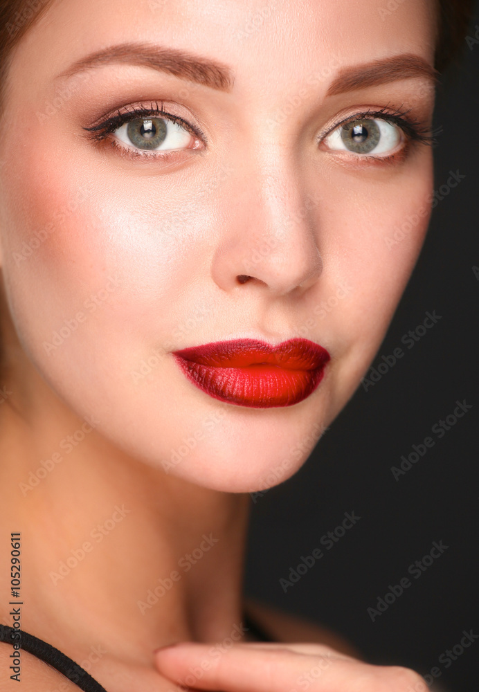 Fototapeta premium Bliska portret pięknej młodej kobiety twarzy