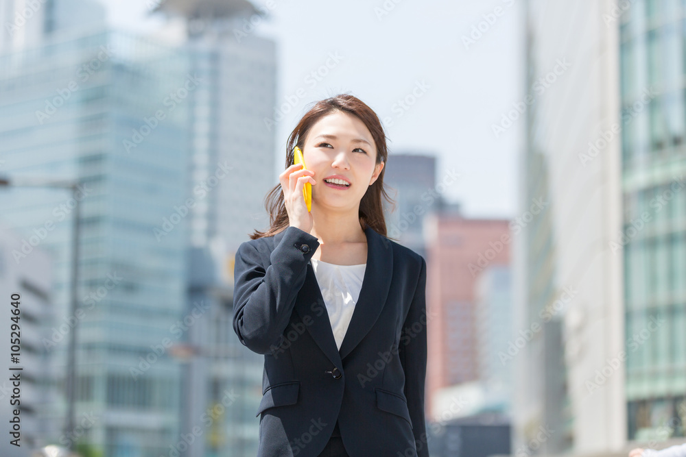 Fototapeta premium 電話をする女性 ビジネス