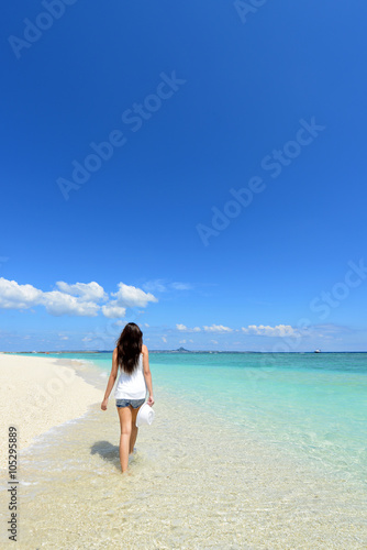 沖縄の美しい海でくつろぐ女性 © Liza5450