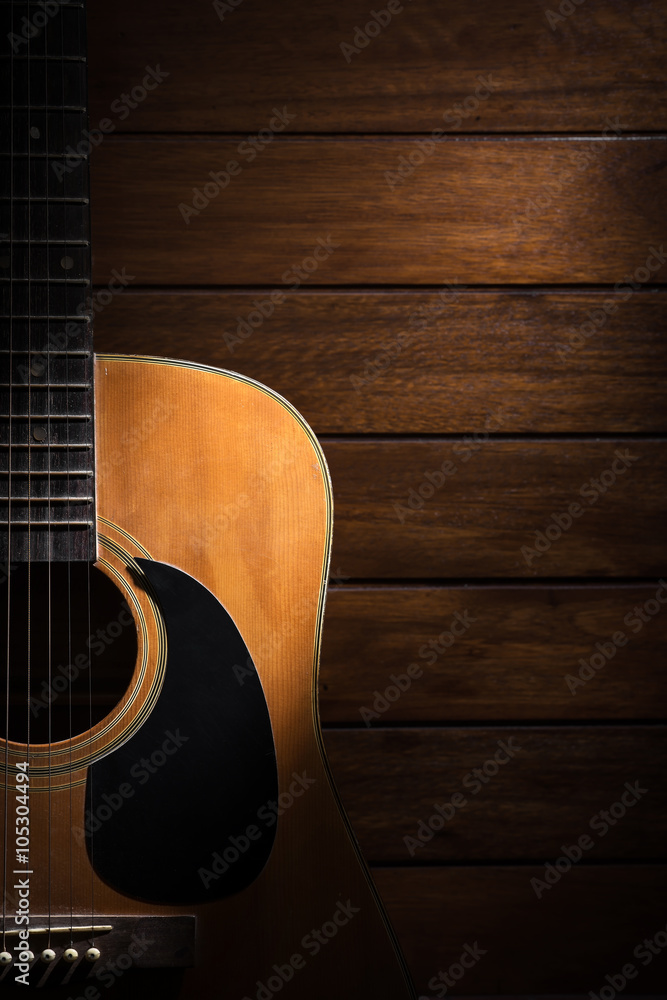Obraz premium Guitar on wood background.